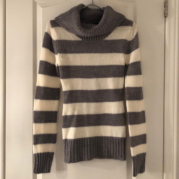 💥2/$25💥 Knitted sweater - Picture 1 of 2
